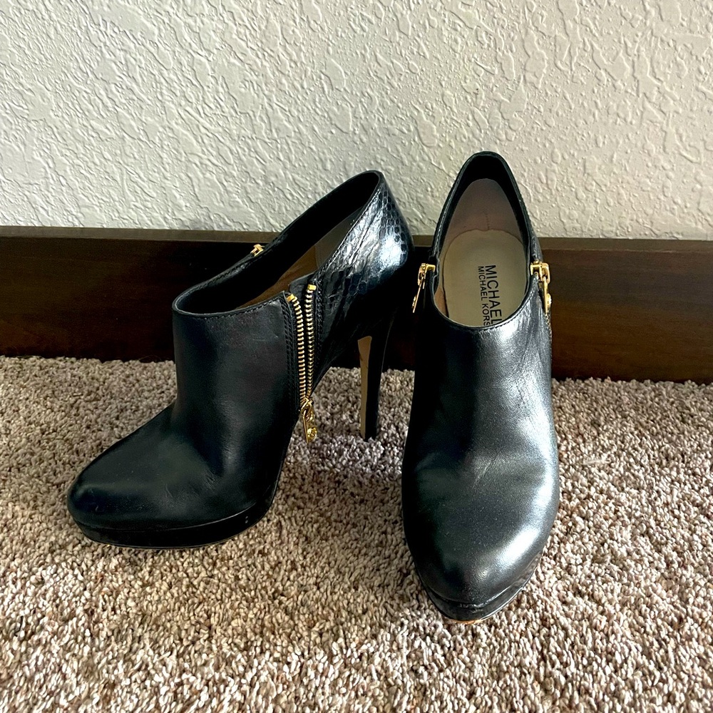 Michael Kors ‘York’ black leather stiletto heel ankle booties boot